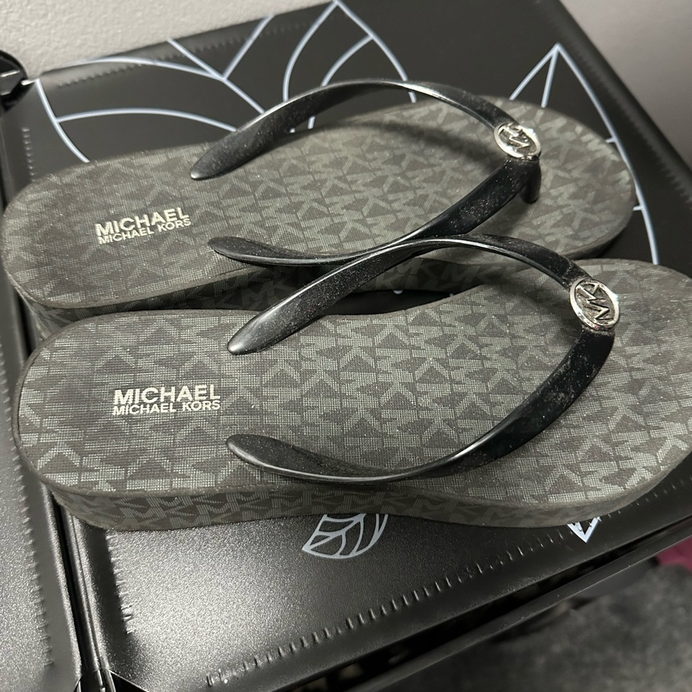 Michael Kors Wedge Flip Flops, size 8
